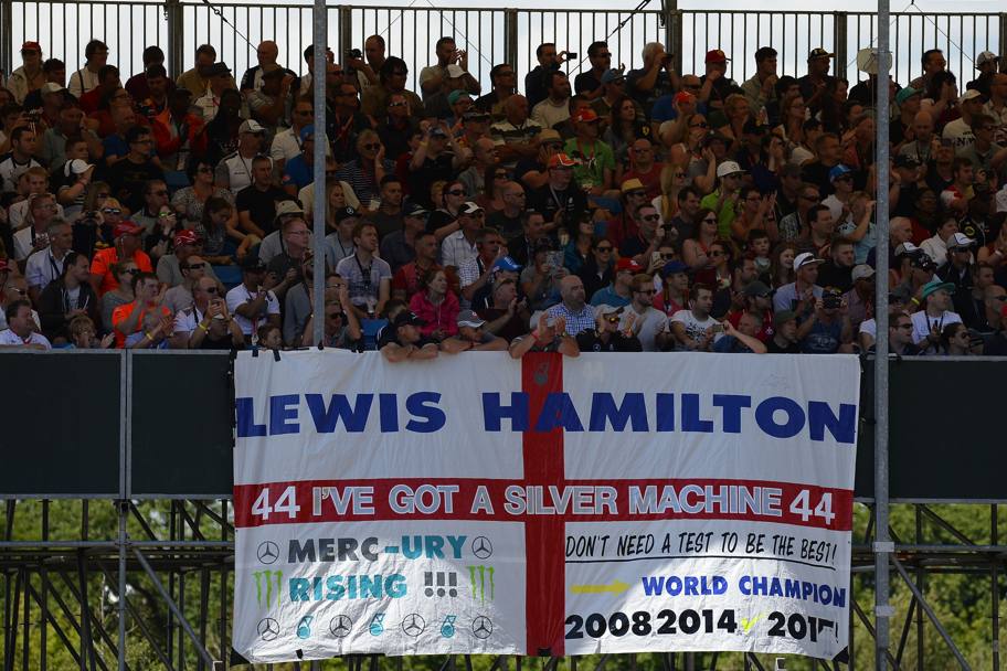 I fan di Lewis Hamilton in tribuna. Reuters